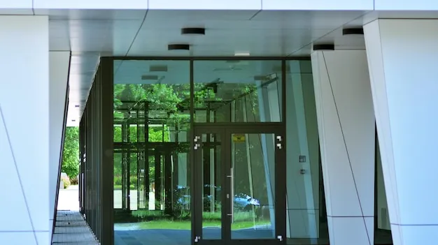 Ukázka skleněných dveří v architektuře.